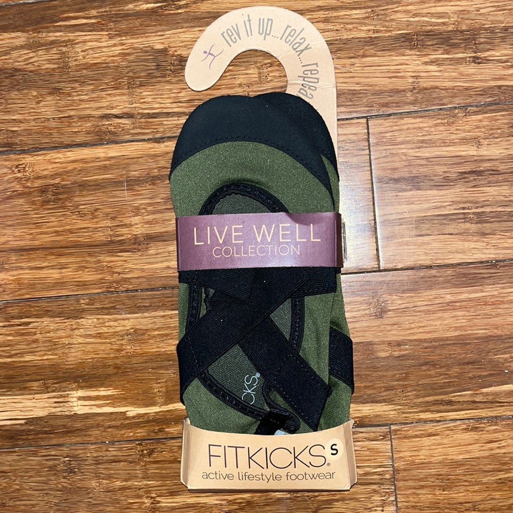 Fitkicks live well olivevgreen & black sz s/M NWT